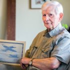 Anthony Brutto de 94 años en su casa en Morgantown, muestra su diploma de West Virginia University.