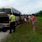 Momento en que miembros de Obras Públicas ofrecían asistencia a un minibús con turistas criollos y extranjeros en La Romana que tenía como destino Punta Cana.
