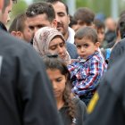 Policías alemanes registran a refugiados en la estación de tren en Freilassing, en el sur de Alemania, el lunes 14 de septiembre de 2015. Alemania impuso el domingo controles fronterizos para dar más orden al ingreso de inmigrantes que buscan asilo. (Foto AP/Kerstin Joensson)