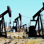 La caída del precio del petróleo seguirá beneficiando  al país.
 AFP