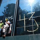 Puertorriqueños preparan mural dedicado a los 43 desaparecidos de Ayotzinapa. EFE/Sáshenka Gutiérrez