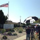 Docenas de admiradores y periodistas esperan afuera de la casa funeraria Malinow & Silverman Mortuary en Los Angeles el lunes 29 de agosto del 2016. Los restos del cantante y compositor mexicano Juan Gabriel, quien murió el domingo en Santa Mónica, California, permanecerán allí por varios días, según la Policía de Los Ángeles. (AP Foto/Edwin Tamara)