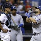 ARCHIVO - En esta foto de archivo del lunes 1 de agosto de 2016, el jugador de los Royals de Kansas City, Kendrys Morales, derecha, celebra frente al catcher de los Rays de Tampa Bay, Luke Maile, luego de conectar un jonrón frente al abridor Chris Archer durante el séptimo inning del partido de béisbol en St. Petersburg, Florida. Morales recibió el jueves 4 de agosto de 2016 un juego de suspensión y una multa por sus acciones las cuales incluyeron regresar al campo tras la expulsión en el noveno inning en el partido del martes por la noche contra los Rays de Tampa Bay. (AP Foto/Chris O'Meara)