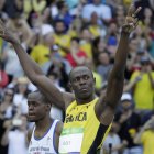 El jamaiquino Usain Bolt, derecha, saluda al público antes de ganar la eliminatoria de los 100 metros en los Juegos Olímpicos de Río de Janeiro el sábado, 13 de agosto de 2016. (AP Photo/Matt Dunham)