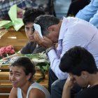 Relatives mourn next to a coffin during a funeral service for victims of the earthquake, at a gymnasium arranged in a chapel of rest on August 27, 2016, in Ascoli Piceno, three days after a 6.2-magnitude earthquake struck the region killing some 281 people. Italy prepared for an emotional day of mourning on August 27, 2016 with flags across the country to fly at half mast in honour of the 281 victims of a devastating earthquake. Grieving families began burying their dead on August 26 as rescue workers combing the rubble said they had found no new survivors in the remote mountain villages in central Italy blitzed by August 24's powerful pre-dawn quake. / AFP / ALBERTO PIZZOLI