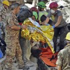 El cuerpo de una víctima es sacado de los escombros luego que un terremoto en Amatrice, Italia, el miércoles 24 de agosto de 2016. El sismo de magnitud 6 ocurrió a las 3:36 a.m. (0136 GMT). Un minuto de silencio será guardado antes del inicio de todos los partidos de fútbol profesional en Italia esta semana, en señal de luto por las víctimas del terremoto que golpeó la parte central del país, informó la federación italiana de fútbol. (AP Foto/Alessandra Tarantino)