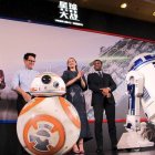 En esta imagen de archivo, tomada el 28 de diciembre de 2015, (de izquierda a derecha) la productora Kathleen Kennedy, el director J.J. Abrams, la actriz Daisy Ridley y el actor John Boyega, posan junto a los droides BB-8 y R2-D2 a su llegada a la presentación de "Star Wars: The Force Awakens" en Shanghai, China. (Foto AP/archivo)