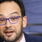 GRA496. MADRID, 08/02/2016.- El portavoz del PSOE en el Congreso, Antonio Hernando, durante la rueda de prensa que ha ofrecido hoy, tras la segunda reunión del equipo de su partido con el de Ciudadanos para avanzar en la formación de gobierno, esta tarde en el Congreso. EFE/Mariscal