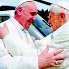El papa Francisco y papa emérito Joseph Ratzinger, durante una reunión en el Vaticano