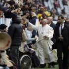 El papa Francisco saluda a los fieles al llegar al estadio Malmo, en Suecia, el martes 1 de noviembre de 2016. (AP Foto/Andrew Medichini)