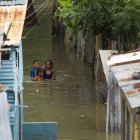TOPSHOT - Picture taken in the flooded neighbourhood of La Puya, in Santo Domingo on October 4, 2016 after the passage of Hurricane Matthew through Hispaniola -- the island that the Dominican Republic shares with Haiti. Matthew, a Category Four hurricane, slammed into the Dominican Republic and Haiti Tuesday, triggering major floods and forcing thousands to flee the path of the storm that has claimed at least three lives in each country. / AFP / afp / Erika SANTELICES