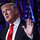 ARCHIVO - Esta foto de archivo tomada el miércoles 9 de noviembre del 2016 muestra al presidente electo Donald Trump habalndo durante un mitin en Nueva York. Un juez federal considerará el viernes 18 de noviembre del 2016 el último pedido del presidente electo Donald Trump para aplazar un juicio civil por fraude que involucra su Universidad Trump hasta después de su juramentación el 20 de enero. (Foto AP /Evan Vucci, Archivo)
