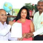 Gobierno entrega cheque