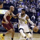 Paul George (13), de los Pacers de Indiana, ataca la defensa de Richard Jefferson (24), de los Cavaliers de Cleveland, en la segunda mitad del juego del miércoles 16 de noviembre de 2016, en Indianápolis. (AP Photo/Michael Conroy)