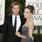 En esta foto del 15 de enero del 2007, Brad Pitt y Angelina Jolie llegan a la ceremonia de los Globos de oro en Beverly Hills, California.  Angelina Jolie Pitt presentó una solicitud de divorcio de Brad Pitt, poniendo fin a uno de los romances más estelares y seguidos del mundo. (AP Foto/Mark J. Terrill, Archivo)