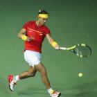 ARCHIVO - En esta foto de archivo del sábado 17 de septiembre de 2016, el español Rafael Nadal manda un tiro de zurda durante el partido de dobles de la Copa Davis contra los indios Leander Paes y Saketh Myneni en Nueva Delhi, India. Nadal, número cuatro del mundo, y el argentino Juan Martín del Potro serán los grandes atractivos para la próxima edición del Abierto Mexicano de Tenis, anunciaron el martes 20 de septiembre de 2016 los organizadores. (AP Foto/Tsering Topgyal)