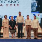 Presidents of Colombia Juan Manuel Santos (4-R), Mexico Enrique Pena Nieto (3-R), Peru Pedro Pablo Kuczynski (2-R), Chile Michelle Bachellet (4-L), Portugal Marcelo Rebelo de Sousa (2-L) and Spain's King Felipe VI (C) pose for a photo after the XI Entrepreneurs' Conference at the XXV Ibero-American Summit in Cartagena, Colombia, on October 28, 2016.   / AFP / Joaquin Sarmiento