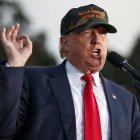 El candidato republicano Donald Trump habla en un acto de campaña en Tallahassee, Florida, 25 de octubre de 2016. (AP Foto/ Evan Vucci)