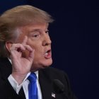 Republican presidential candidate Donald Trump makes a point during the first presidential debate at Hofstra University in Hempstead, New York on September 26, 2016. / AFP / Paul J. Richards