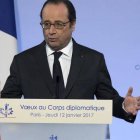 El presidente galo, François Hollande, ofrece un discurso durante un encuentro con el cuerpo diplomático acreditado en Francia celebrado en el Palacio del Elíseo en París (Francia) hoy, 12 de enero. EFE