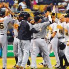 Jugadores de la Águilas celebran 