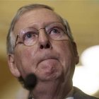 En esta imagen de archivo, tomada el 4 de enero de 2017, el líder de la mayoría en el Senado, el repunlicano de Kentucky Mitch McConnell, durante una conferencia de prensa en el Capitolio, en Washington. El Senado de Estados Unidos aprobó a primera hora del 12 de enero de 2017 una medida para dar un primer paso hacia la revocación de la ley sanitaria del presidente Barack Obama. (AP Foto/Cliff Owen, archivo)