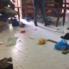 La trifulca se escenificó en la sala de audiencia del Tribunal de Atención Permanente de La Romana, que quedó prácticamente destruida. Fuente externa. 