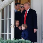 Donald Trump fotografiado el 3 de marzo del 2017 en la Casa Blanca con su hija Ivanka, su yerno Jared Kushner y dos nietos, Arabella y Joseph Kushner. La presencia de varios familiares en el círculo íntimo del gobierno le genera muchas críticas al presidente, pero al mismo tiempo le asegura colaboradores leales, capaces de decirles cosas que otros tal vez no se animen a decirle. Pablo Martínez Monsiváis, File AP Photo