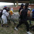 Manifestantes antigubernamentales llevan cables de alta tensión para construir una barricada en Caracas, Venezuela, el lunes 24 de abril de 2017. (AP Foto/Ariana Cubillos)