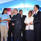 El presidente Medina corta la cinta para dejar inaugurado el liceo Salomé Ureña de Henríquez, en Pizarrete/Foto: Fuente externa.