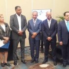 En la foto Rubén Jiménez Bichara, junto a Radhamés del Carmen, Maritza Rodríguez y César Prieto, entre otros.