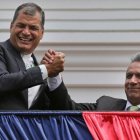 El presidente de Ecuador, Rafael Correa, a la izquierda, y el candidato presidencial oficialista Lenín Moreno se dan la mano en el balcón del palacio de gobierno en Quito/AP