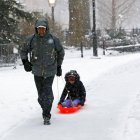  (ESTADOS UNIDOS) 14/03/2017.- Un hombre empuja el trineo de su hijo en el Washington Square Park de Nueva York, Estados Unidos, hoy, 14 de marzo de 2017. Mientras que las ciudades de Nueva York y Boston se emitieron advertencias de ventisca, en la ciudad de Washington se espera que caigan de dos a cuatro pulgadas de nieve. EFE/Jason Szenes