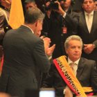 El presidente Lenín Moreno porta la banda presidencial colocada por el mandatario saliente Rafael Correa. Foto: Comunicación Ecuador.