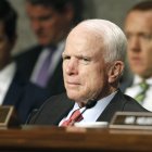 ARCHIVO - En esta fotografía de archivo del 11 de julio de 2017, el presidente de la Comisión de Servicios Armados del Senado, el republicano John MCain, de Arizona, presta atención a los discursos durante la audiencia de confirmación del prospecto a secretario de la Armada, Richard Spencer, en el Capitolio en Washington. Médicos de la Clínica Mayo dijeron el sábado 15 de julio, que McCain fue sometido a una cirugía mínimamente invasiva para retirarle un coágulo de sangre de casi cinco centímetros (dos pulgadas) que tenía en la parte superior del ojo izquierdo y que la operación fue muy satisfactoria. (AP Foto/Jacquelyn Martin, Archivo)