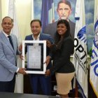 Alcalde Abel Martínez,recibe certificación,por parte de los funcionarios_opt