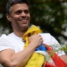 Video: Leopoldo López vota desde su arresto domiciliario en la consulta opositora