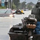 Trabajadores y voluntarios ayudan a los residentes a slir de un vecindario inundado. SCOTT OLSONAFP