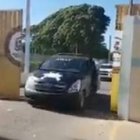 Hoy continuaba el traslado de los internos de los Centro de Corrección y Rehabilitación Rafey Hombres y Mujeres ante la amenaza de posibles inundaciones . Era visible la salida de vehículos del recinto. Foto: Telenoticias.