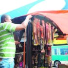 Buhoneros ofrecían sus productos a los transeúntes