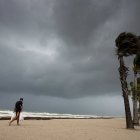 Un hombre pasea por una playa en medio de fuertes vientos y un cielo amenazador en Hollywood, Florida, mientras el huracán Irma se acerca al estado, el 9 de septiembre de 2017. (Paul Chiasson/The Canadian Press via AP)