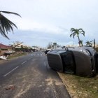 En la foto, un coche volteado en Marigot, cerca de la bahía de Ortiga, en San Martin. El huracán Irma ha matado al menos a 10 personas. La isla más afectada hasta ahora es San Martín, que se divide entre los Países Bajos y Francia. AFP.