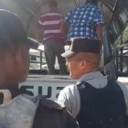 Agentes de la Policía mientras ordenaban subir al camión a algunos de los participantes.