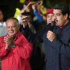 El presidente venezolano, Nicolás Maduro, habla junto a Diosdado Cabello, miembro de la Asamblea Constituyente, después de que el gobierno socialista ganara 17 de 23 estados en las elecciones regionales de Venezuela, según los resultados oficiales anunciados por el Consejo Nacional de Elecciones (CNE). Foto: AFP. 