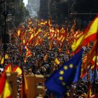 Se manifiestan en el centro de Barcelona para protestar por la iniciativa independentista del gobierno de Cataluña, el 8 de octubre de 2017. La manifestación se celebra una semana después de que el ejecutivo regional, de tendencia secesionista, celebró un referéndum de independencia que había sido suspendido y declarado ilegal por el gobierno central de Madrid. (AP Foto/Francisco Seco.