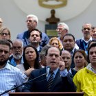 El presidente de la Asamblea Nacional de Venezuela, Julio Borges, interviene durante una conferencia de prensa en Caracas el 30 de marzo de 2017. La Suprema Corte de Venezuela asumió el jueves poderes legislativos de la Asamblea Nacional de oposición