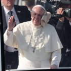 Fue un gorro lo que golpeó al papa Francisco durante su trayecto en papamóvil