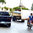 Accidentes en motociletas.- Esta Motociceta circulaba por el sector el Edén de Villa Mella con dos ocupantes transportando un colchón, una tarea que se cree es para una camioneta Esto a la vista de todo y en plena luz del día. Foto/ Napoleón Marte
