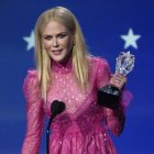 Nicole Kidman recibe el premio a la mejor actriz en una película hecha para televisión o miniserie por “Big Little Lies” en la 23a entrega anual de los Critics’ Choice Awards en el Barker Hangar el jueves 11 de enero de 2018 en Santa Mónica, California. (Foto Chris Pizzello/Invision/AP