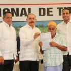 Danilo Medina entrega titulo